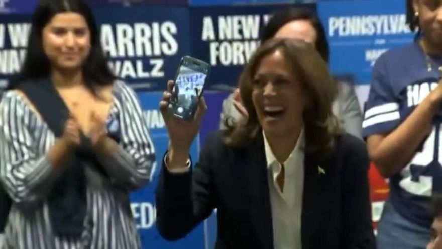 Captura de pantalla donde se observa a la vicepresidenta de EE.UU. y candidata demócrata, Kamala Harris, sosteniendo un teléfono móvil en la sede del Partido Demócrata, en la ciudad de Washington (Estados Unidos).