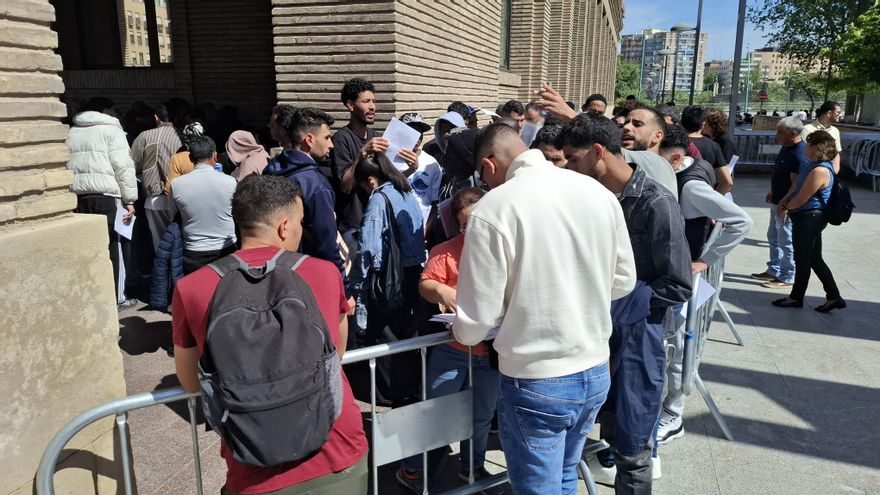Funcionarios en distritos de Zaragoza desoyen la instrucción de no atender a migrantes: "Es un trámite sencillo"