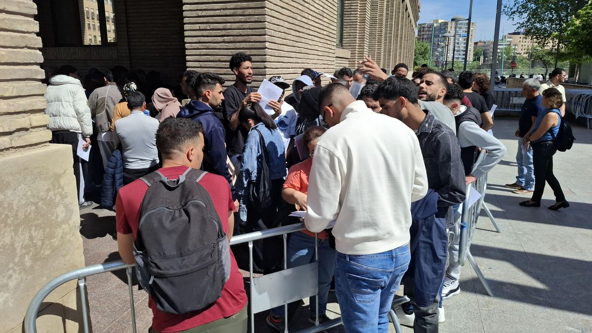 Funcionarios en distritos de Zaragoza desoyen la instrucción de no atender a migrantes: "Es un trámite sencillo"