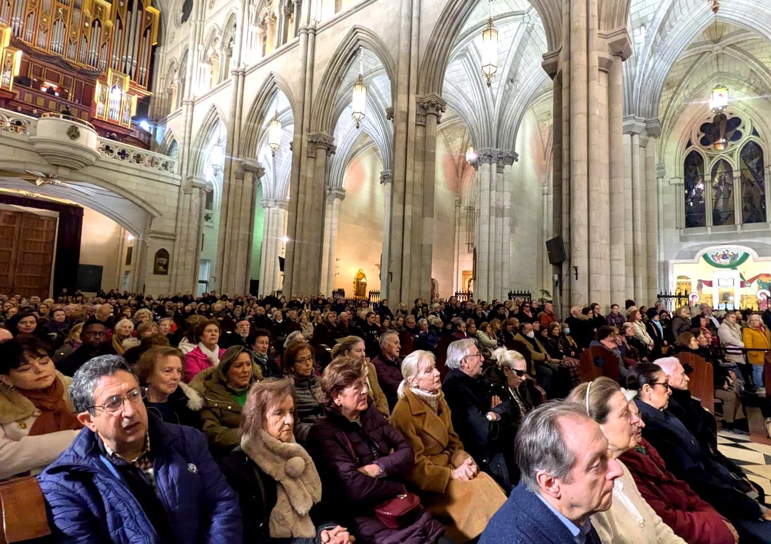 Interior de la Catedral de La Almudena durante la misa funeral por las víctimas de Adamuz