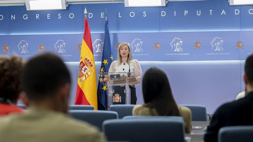 La portavoz de SUMAR en el Congreso, Verónica Barbero, durante una rueda de prensa en el Congreso de los Diputados, a 28 de abril de 2026, en Madrid (España).