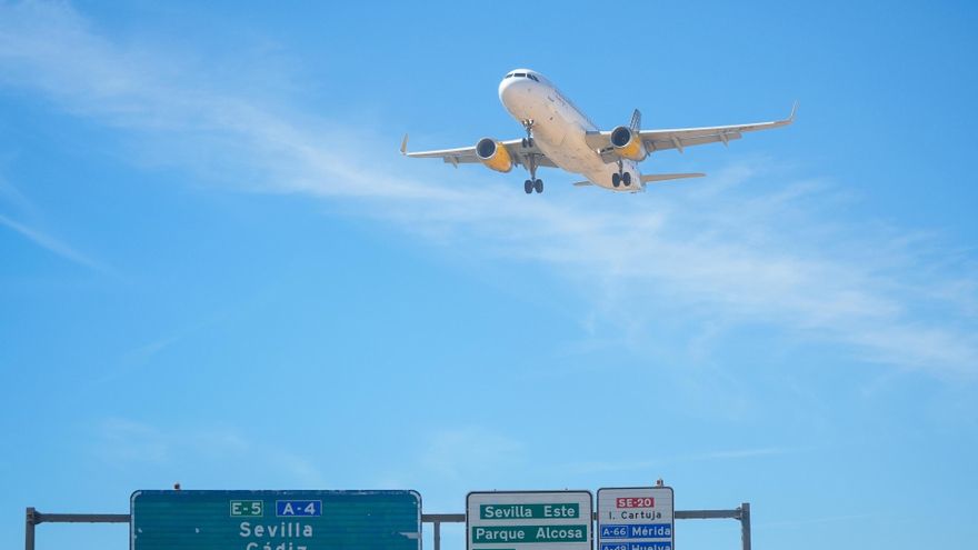Archivo - Avión en Sevilla en imagen de archivo.