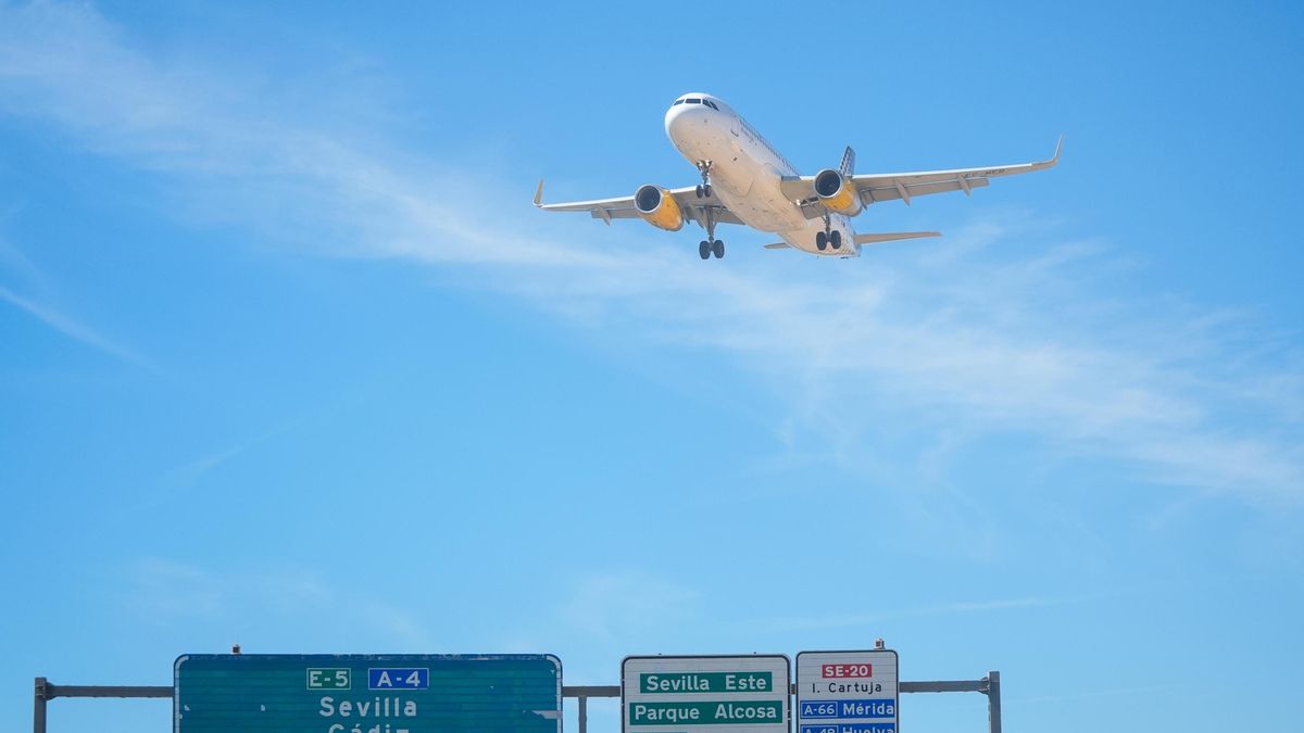 La huelga de controladores aéreos en Sevilla coincidirá con la final de la Copa del Rey o la Feria de Abril