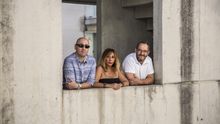 Chus, Oliver y Abel, en uno de los bloques de Carabanchel vendidos a Blackstone. / Olmo Calvo