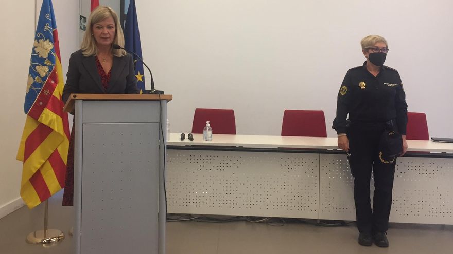 La consellera de Justicia, Gabriela Bravo, junto a la comisaria Marisol Conde.