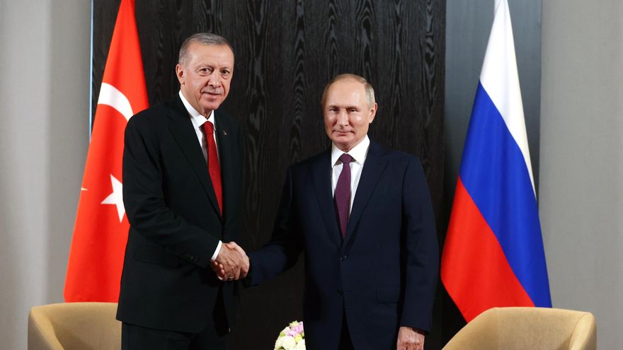 Foto de archivo del 4/8/2022 de los presidentes de Turquía, Recep Tayyip Erdogan (i) y de Rusia, Vladimir Putin (d). EFE/EPA/ALEXANDR DEMYANCHUK/SPUTNIK/KREMLIN POOL MANDATORY CREDIT[MANDATORY CREDIT]