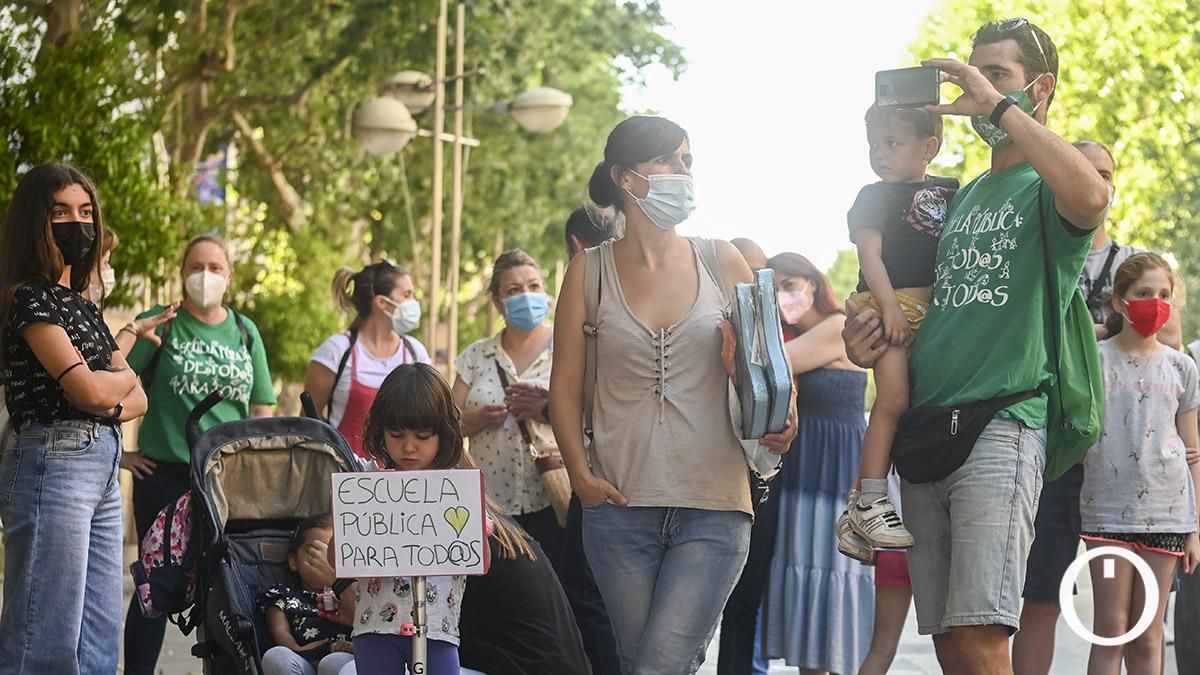 Concentración de la Marea Verde contra el cierre de aulas en la educación pública
