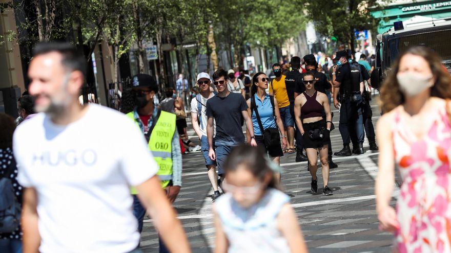 Varias personas pasean con y sin mascarilla, en el centro de Madrid. La orden del Ministerio de Sanidad por la que se elimina la obligatoriedad de usar mascarillas en la vía pública y en espacios al aire libre ha entrado en vigor esta medianoche. La orden mantiene, no obstante, la obligatoriedad del uso de la mascarilla al aire libre cuando se produzcan aglomeraciones y no se pueda mantener una distancia mínima de 1,5 metros de distancia entre personas, salvo grupos de convivientes. EFE/David Fernández