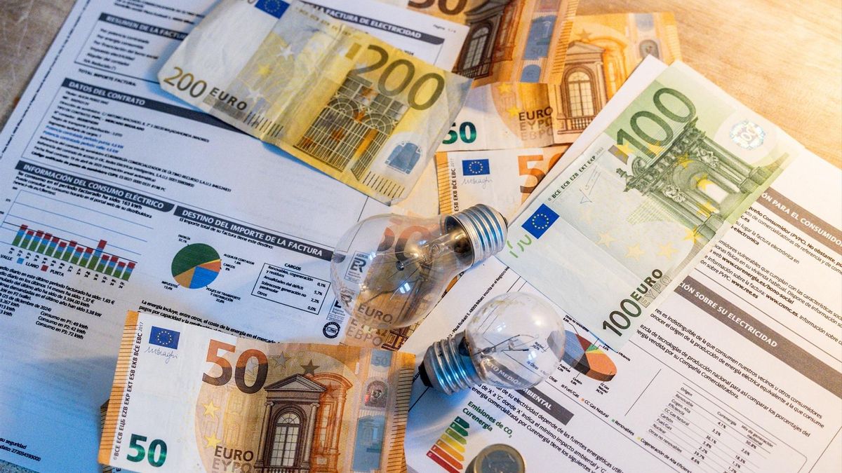 Los trucos de una experta en energía para saber si puedes ahorrar con otra compañía: “Casi el 50% de la factura son cargos idénticos”