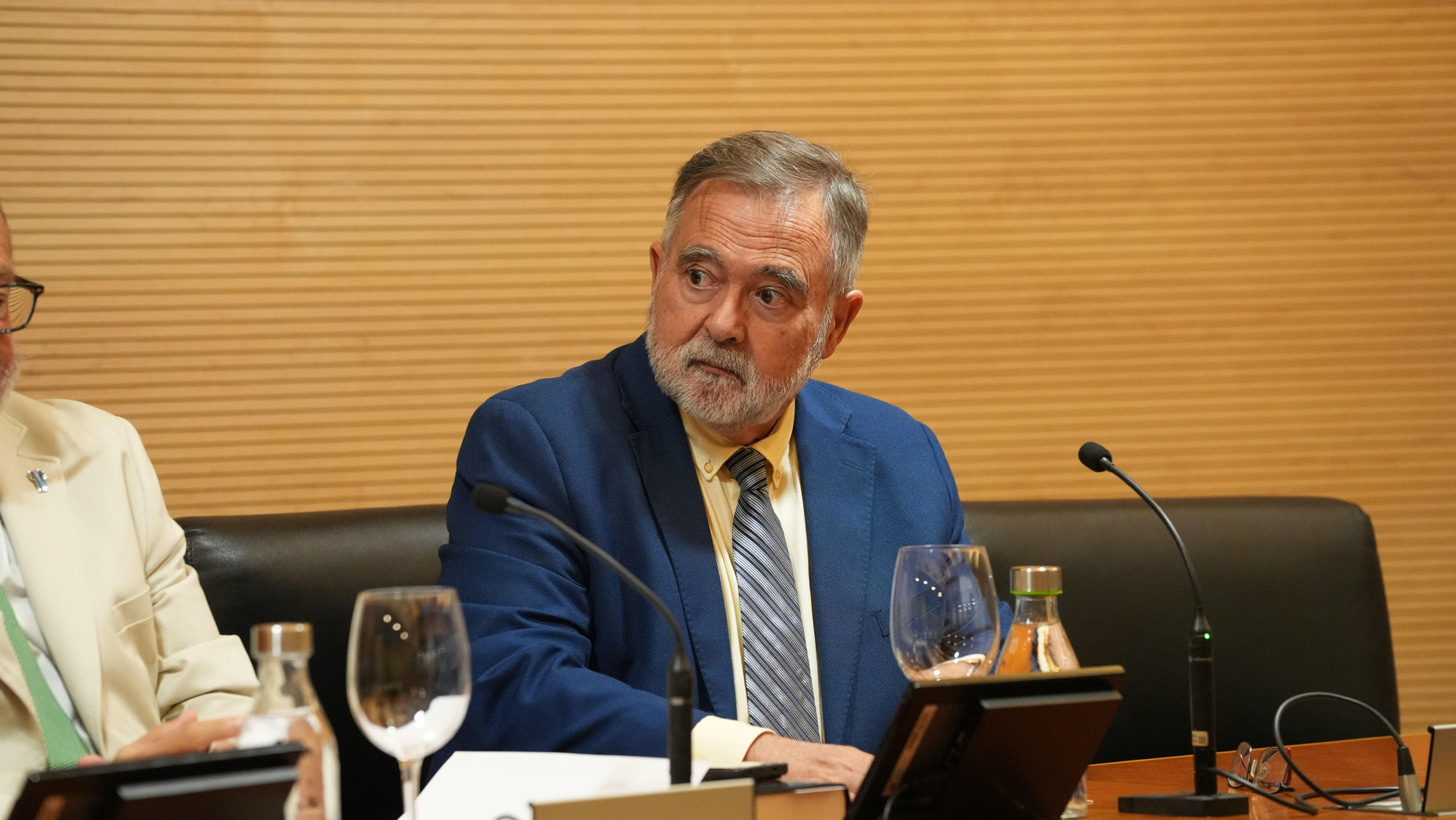 José Calvo Poyato presenta su novela ‘El Imperio en la Tormenta’ en el Colegio de la Abogacía de Córdoba, junto al decano Carlos Arias