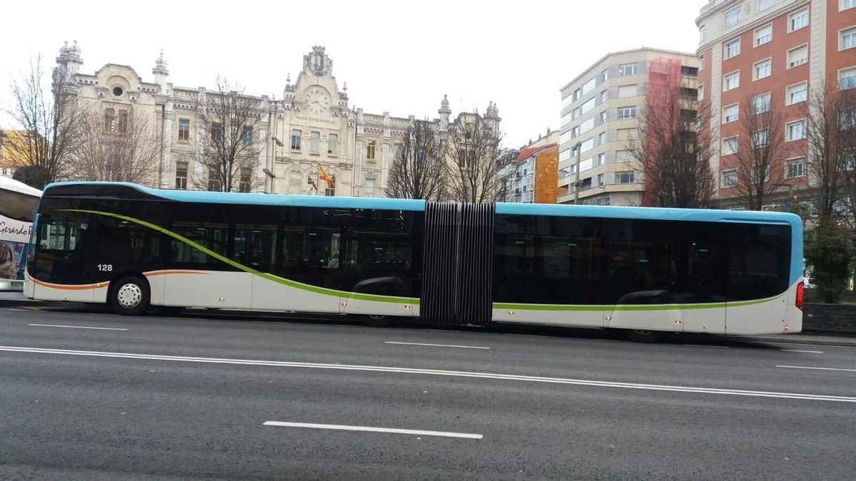 Parada de autobús frente al Ayuntamiento de Santander.