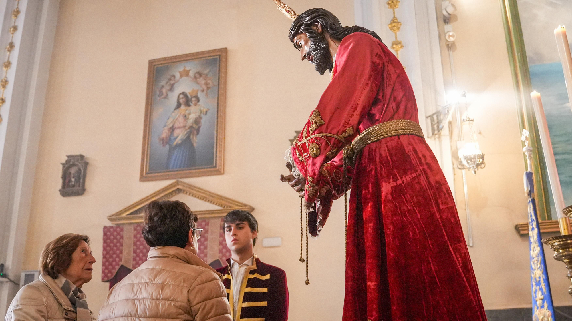 Los besapiés de Jesús Rescatado y del Cristo del Remedio de Ánimas, y el besamanos de Jesús, Divino Salvador, en su Prendimiento, en imágenes