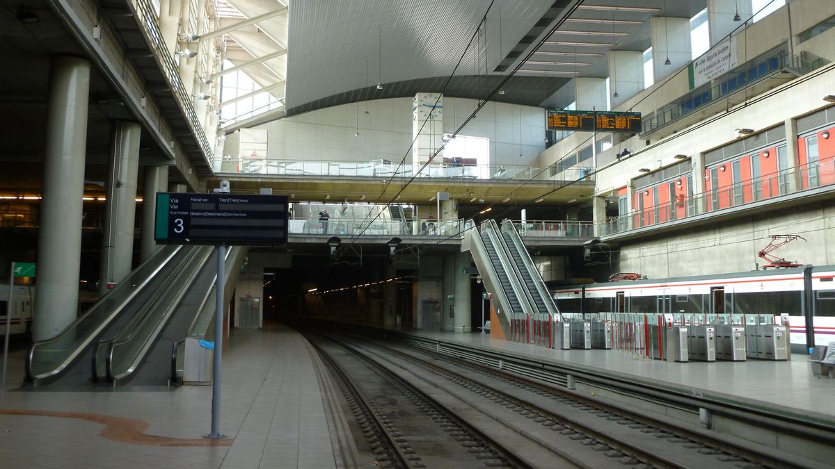 Renfe suspende la circulación de los trenes del servicio de Cercanías de València debido a las condiciones meteorológicas