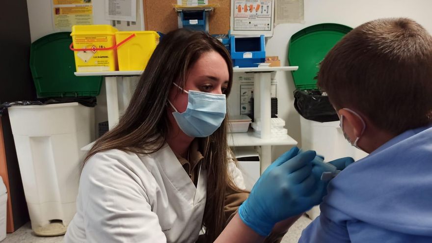 Un niño recibe la vacuna en el centro de salud de Adra (Almería)