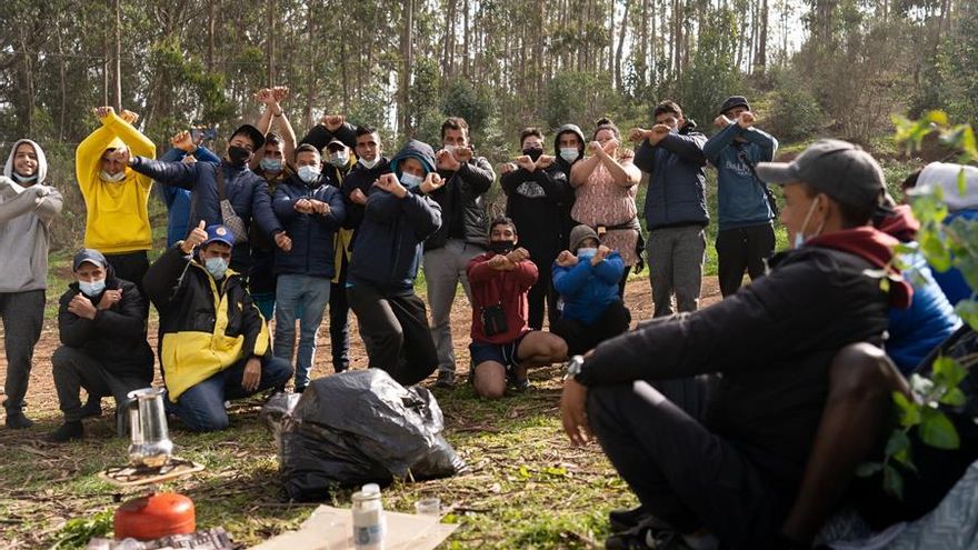 Un grupo de migrantes pasa la noche fuera de su campamento en Tenerife en protesta por su situación