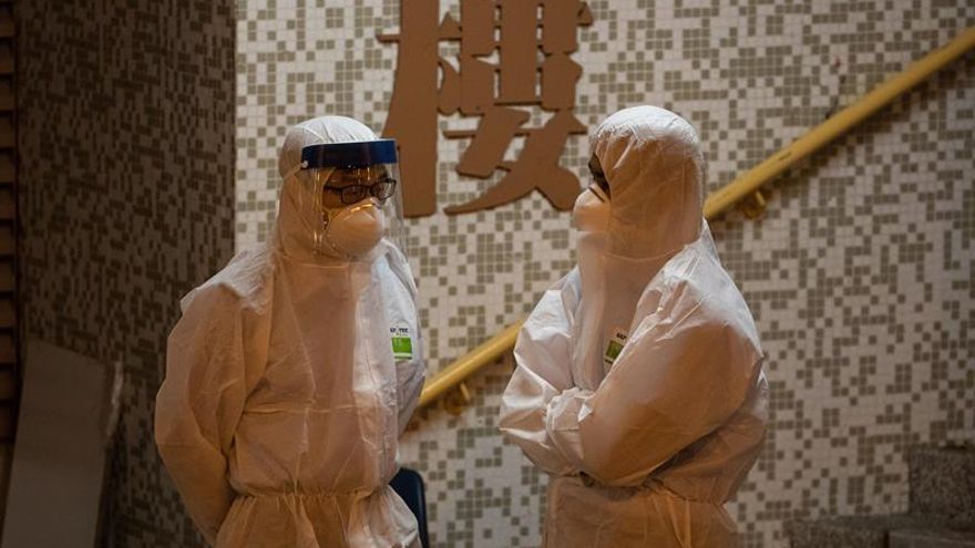 Trabajadores de la salud con batas protectoras frente a la casa Hong Mei en Hong Kong (China), el 11 de febrero de 2020.
