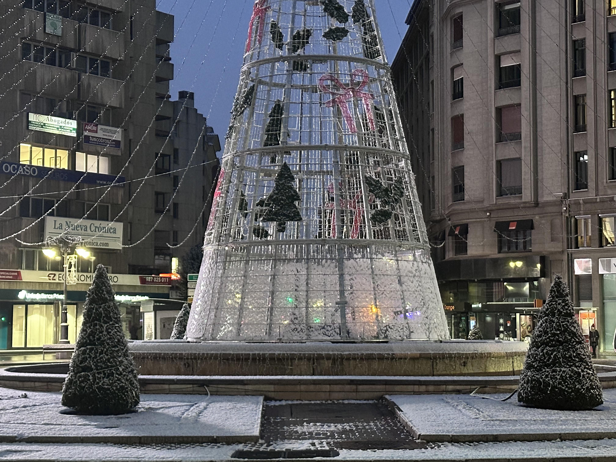 Postales de León nevado: las imágenes que deja la primera nevada del año en la capital