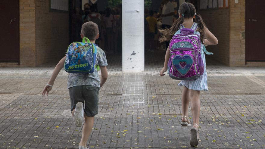 Las familias canarias afrontan una 'vuelta al cole’ de hasta 500 euros por menor y exigen acabar con los “copagos” con más inversión educativa