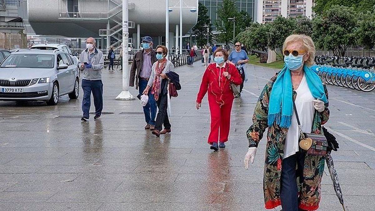 Archivo - Gente paseando por Santander con mascarilla