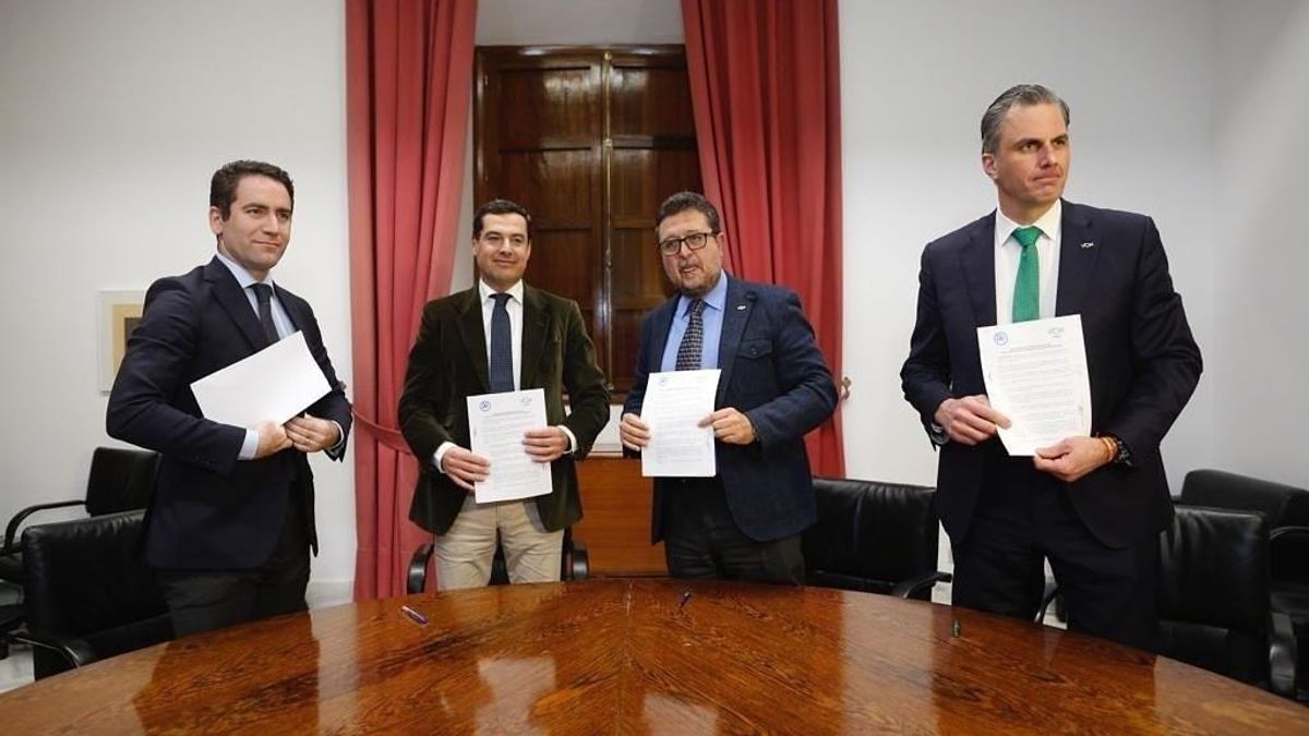 Foto de pacto PP-Vox en 2019: de izquierda a derecha, Teodoro García Egea (PP), Juan Manuel Moreno (PP), Francisco Serrano (Vox) y Javier Ortega Smith (Vox). Moreno es el único superviviente político.