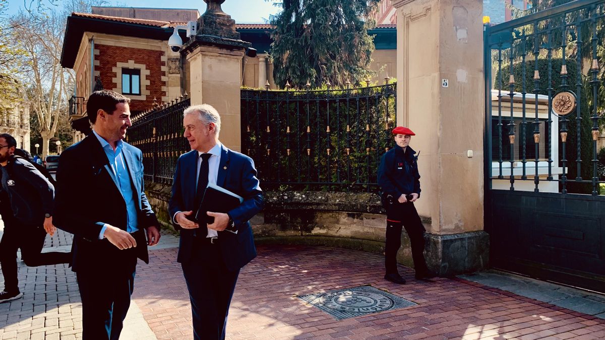 Pradales y Urkullu, en la entrada del palacio de Ajuria Enea de Vitoria