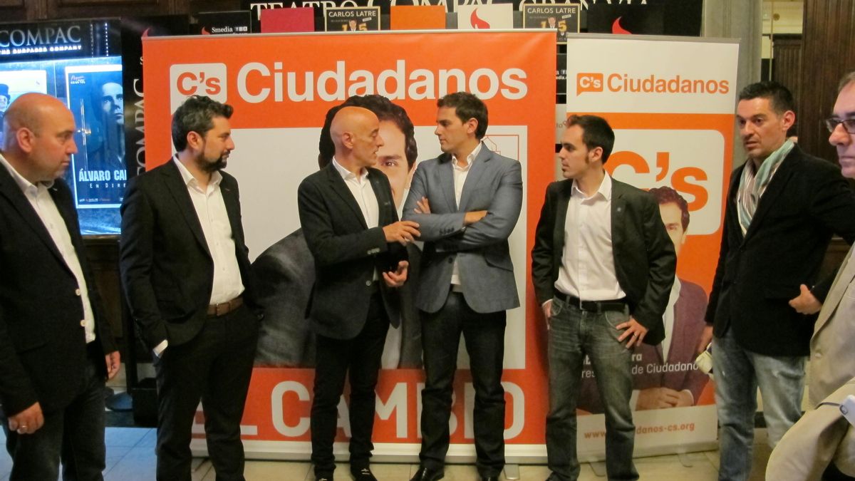 Rivera con una representación de Ciudadanos en Euskadi.
