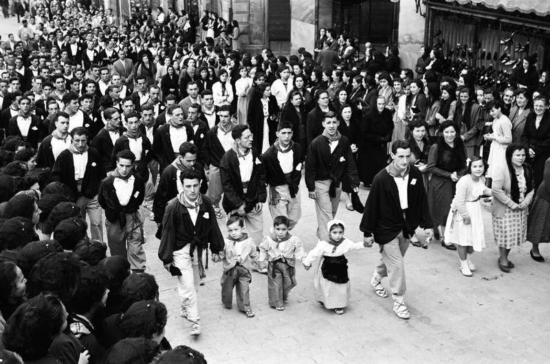 Un grupo de niños en el rosario de la aurora de 1954