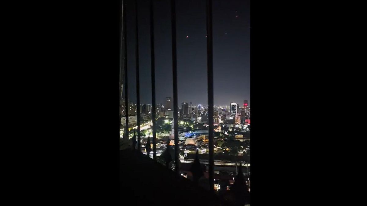 Captura de video tomada de redes sociales que muestra el momento en que se escuchan disparos en los alrededores del Palacio de Miraflores este lunes, en Caracas (Venezuela). EFE/ Rastreo de Redes