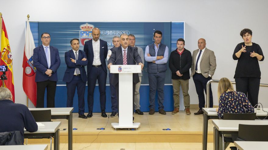 El consejero de Fomento, Roberto Media, presenta, en rueda de prensa, proyectos medioambientales financiados con fondos europeos.