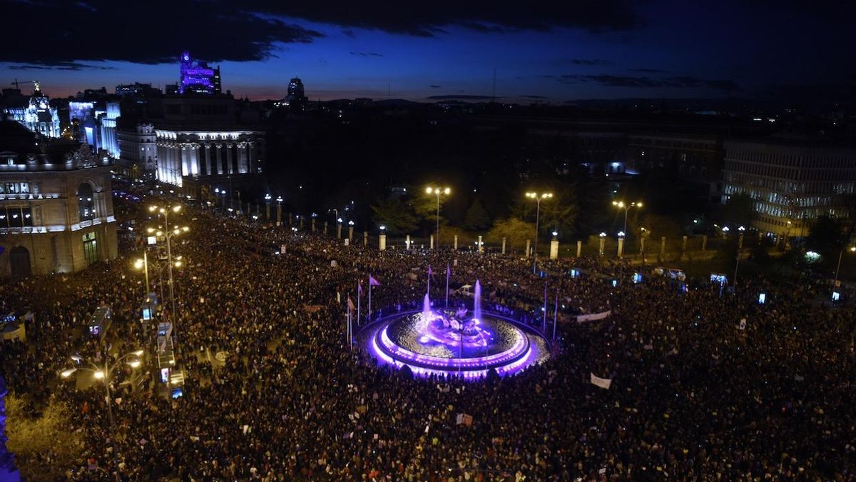 La cabecera de la marcha feminista de Madrid, a su paso por la plaza de Cibeles