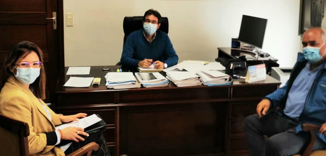 José Adrián con los responsables de Cocampa.