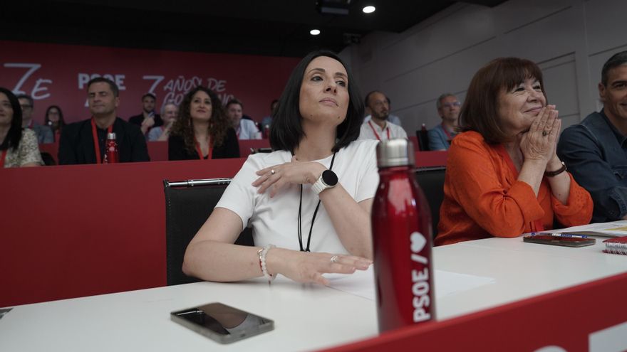 La nueva secretaria de Organización del PSOE, Rebeca Torró (i), y la presidenta del PSOE, Cristina Narbona (d), durante la reunión del Comité Federal del PSOE, en la sede federal del partido, a 5 de julio de 2025, en Madrid (España).