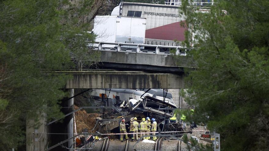 Varios bomberos trabajan en la zona cero del accidente de tren ocurrido en Gelida (Barcelona).