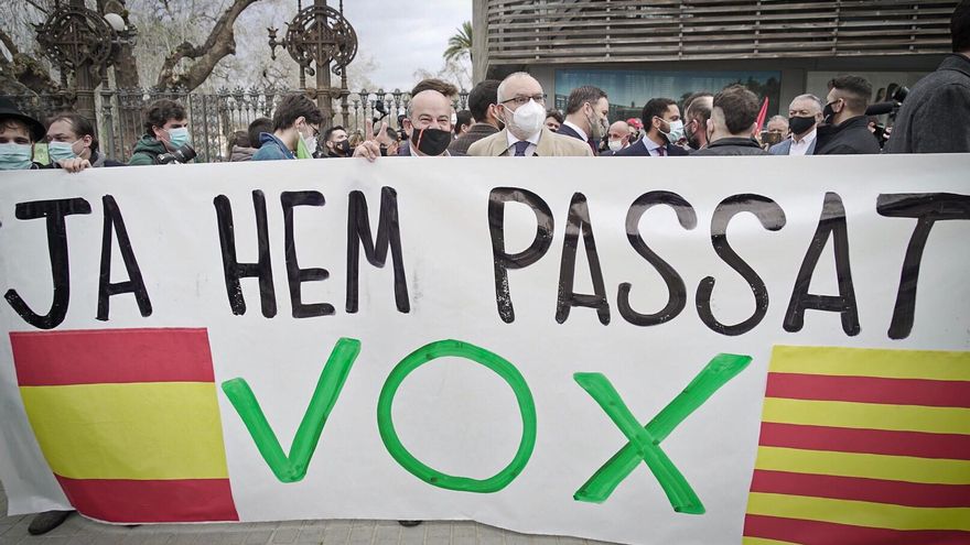 Vox a las puertas del Parlament con un cartel en el que se puede leer "Ja hem passat"