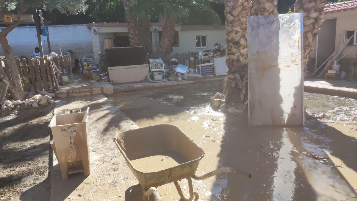 El lodo en el patio de la casa de Javier en Santa Fe