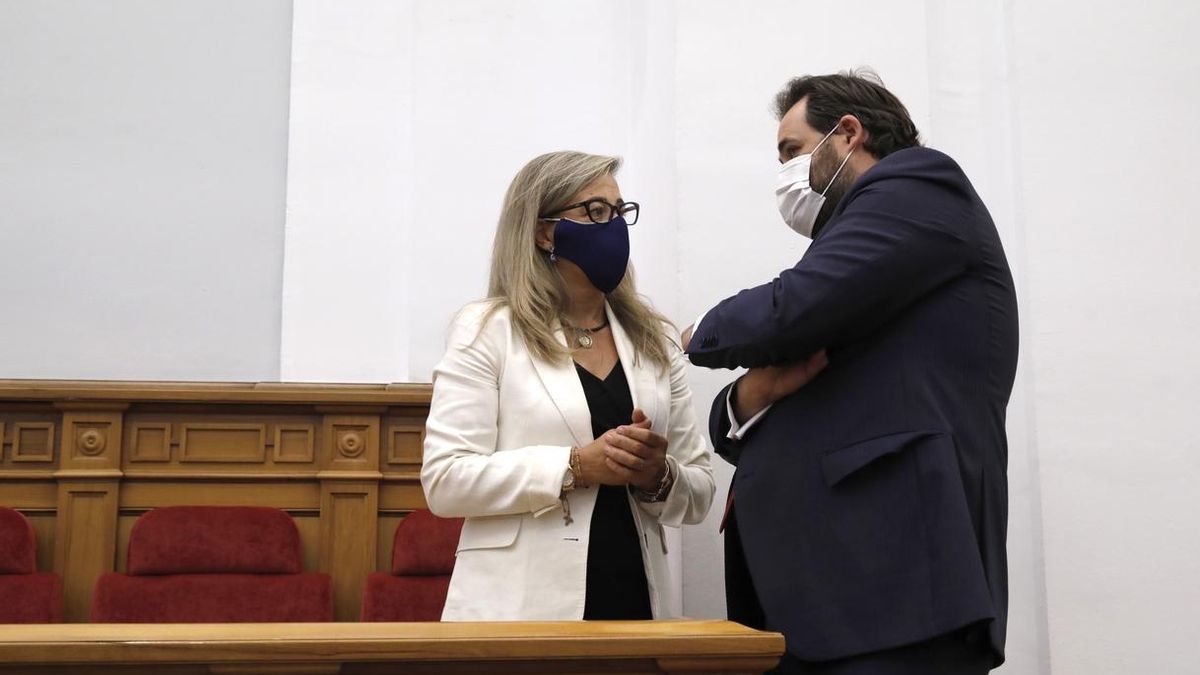 El presidente del PP de Castilla-La Mancha junto a la diputada regional, Lola Merino