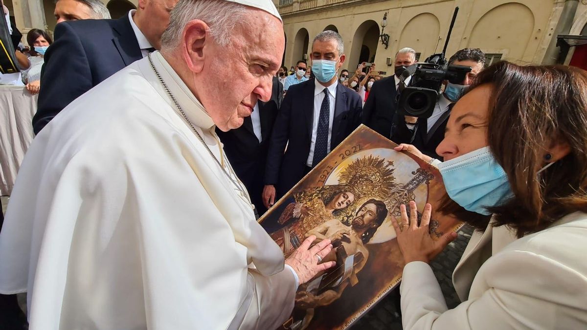 Archivo - El papa Francisco junto a Paloma Saborido, directora del comité científico del congreso internacional de Hermandades y Cofradías.
