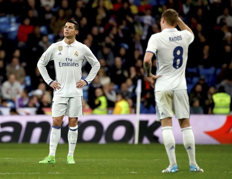 Cristiano Ronaldo y Toni Kroos se lamentan. EFE/JuanJo Martín