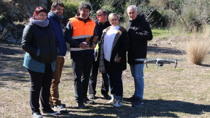 La consellera d’Educació, Cultura i Esport, Raquel Tamarit (segona per la dreta), observa el vol del dron Fènix a Benirrama.