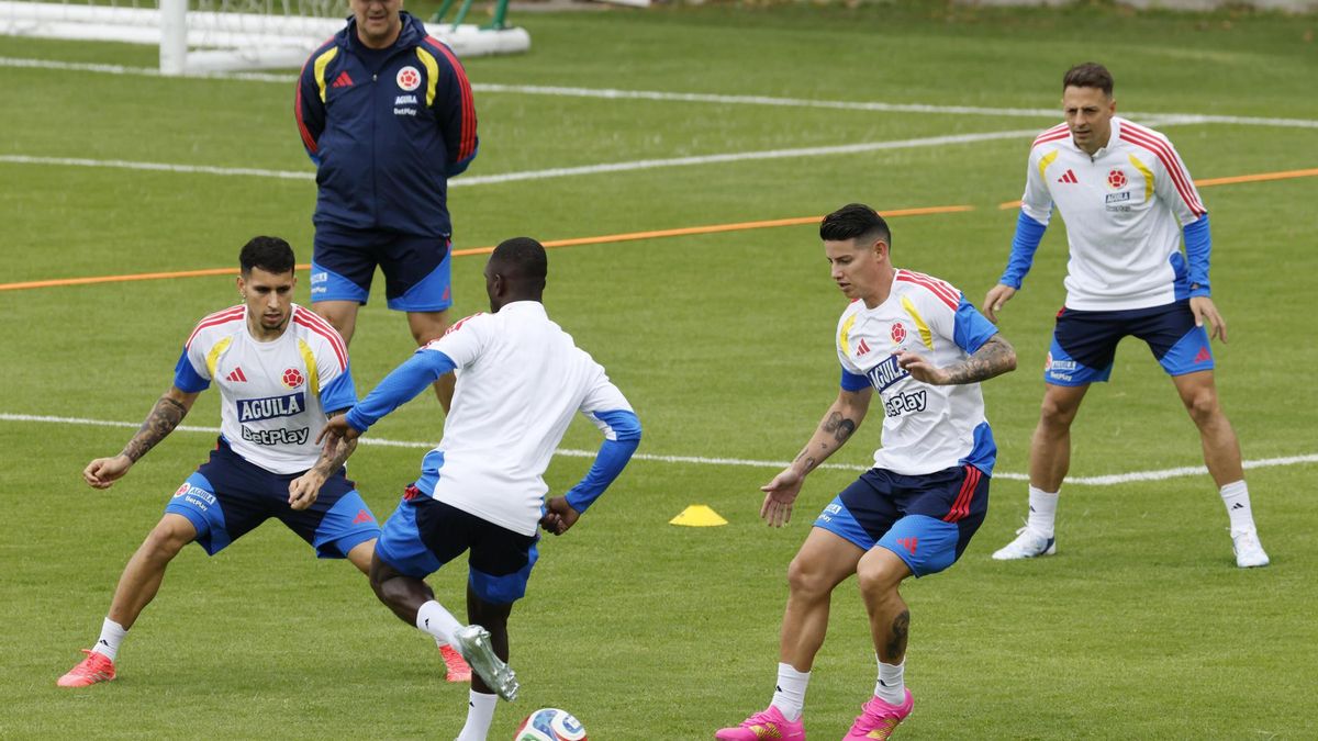 Los jugadores Gustavo Puerta, Deiver Machado, James Rodriguez y Santiago Arias en un entrenamiento de la selección colombiana de fútbol.