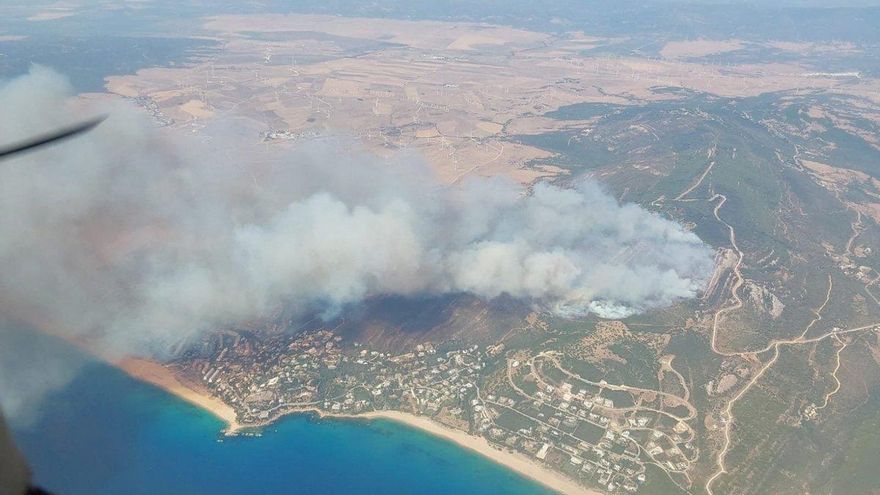 El nuevo incendio en Tarifa obliga a evacuar a 2.000 personas de playas, hoteles y urbanizaciones
