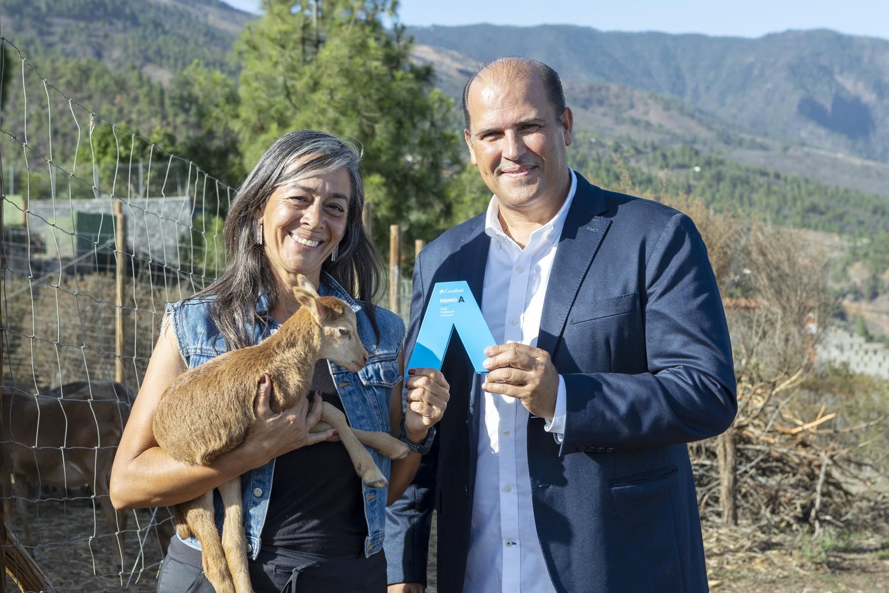Pilar Carballo, ganadora territorial del ‘Premio A Mujer Profesional Autónoma’, y Manuel Afonso, director territorial de CaixaBank.