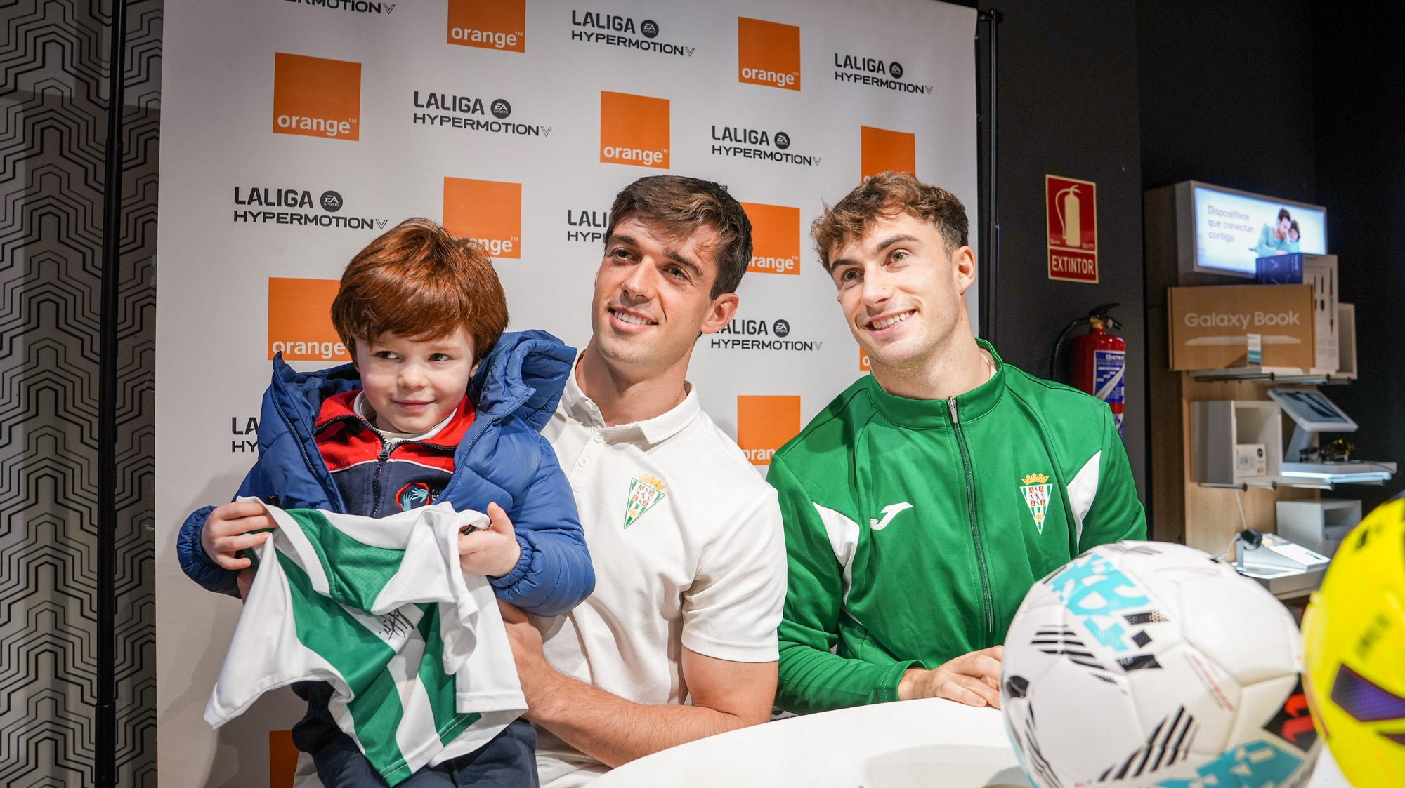 Mikel Goti e íker Álvarez firman autógrafos a los aficionados del Córdoba CF