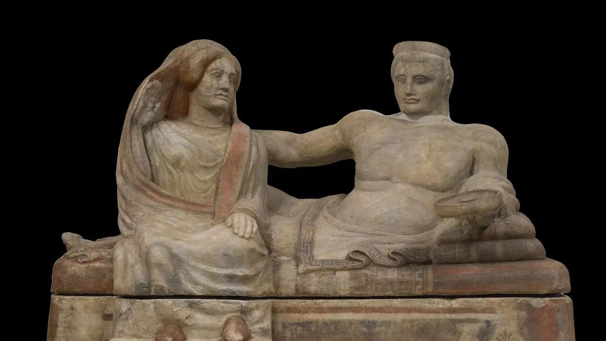 Los "novios etruscos" renacen: esta popular urna de hace 2.400 años es restaurada y recupera su brillo original