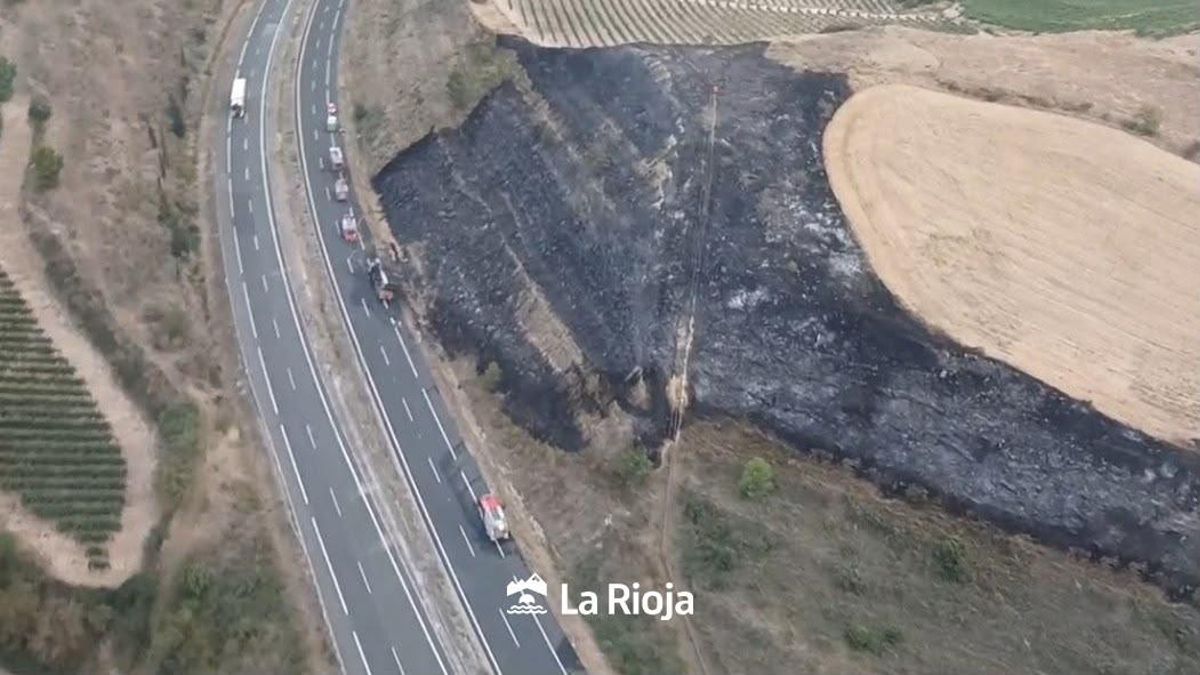 Incendio en la AP-68 a la altura de Haro: medios y terrestres tratan de sofocar el fuego que ya está controlado