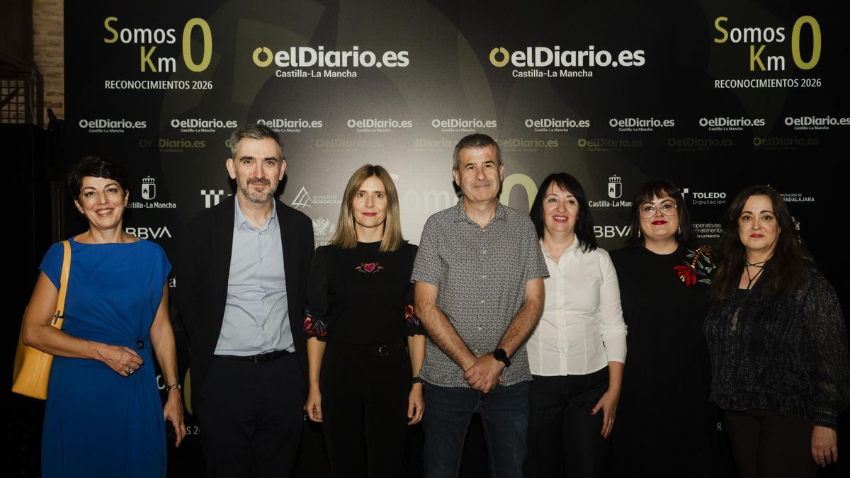 De izquierda a derecha, Rosalía Lloret, adjunta al presidente de elDiario.es, Ignacio Escolar, director de elDiario.es, Florencio Alfaro y el resto del equipo de los servicios sociales de Villamalea (Albacete) y Carmen Bachiller, directora de elDiario.es Castilla-La Mancha