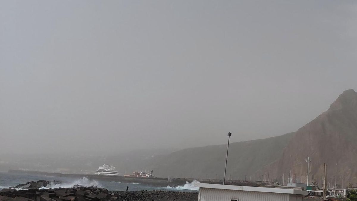 La intensa calima afecta a las comunicaciones aéreas con La Palma