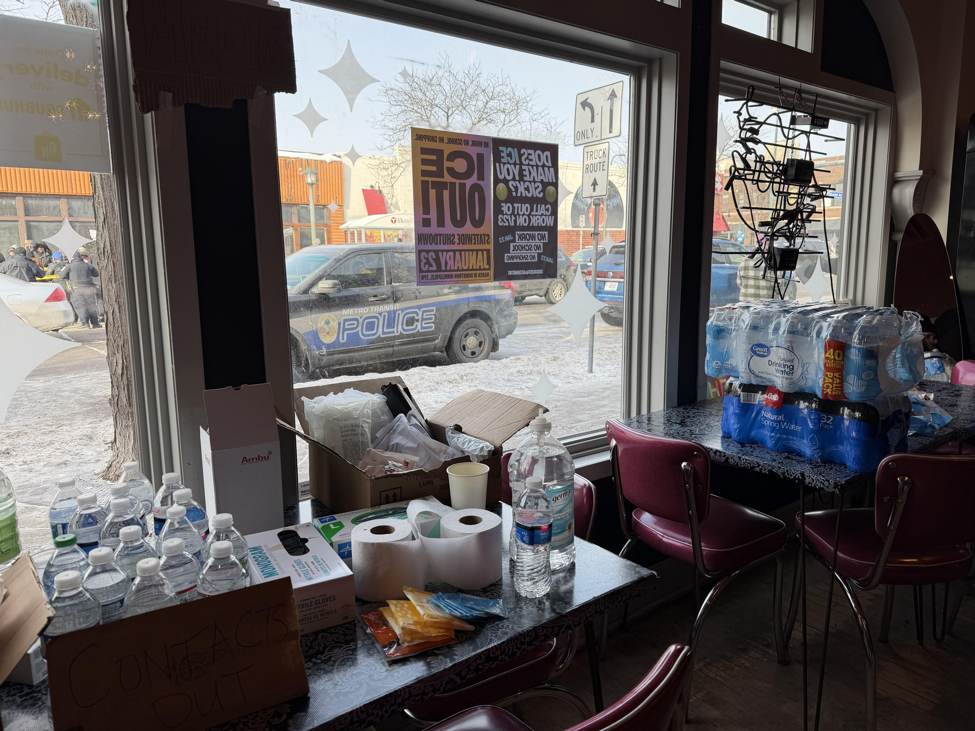 Víveres para las personas que hacen vigilia por el asesinato de Alex Pretti, en Minneapolis, el 25 de enero de 2026.