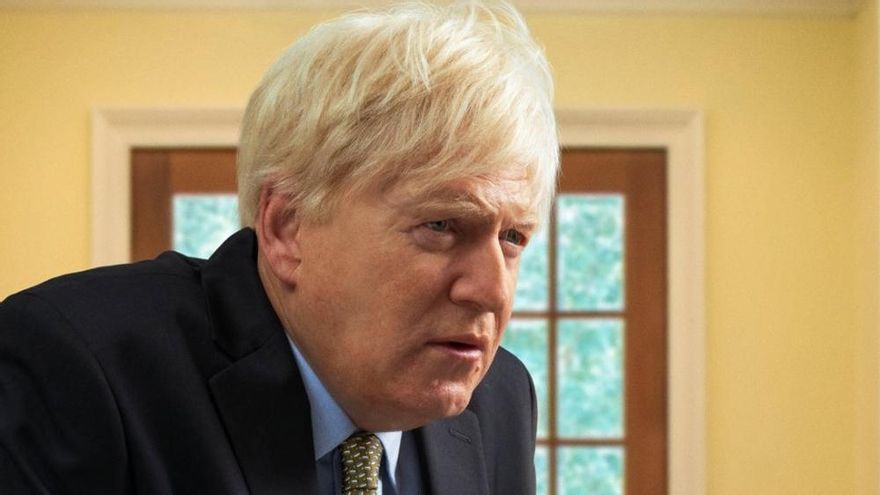 Kenneth Branagh, irreconocible como Boris Johnson en el tráiler de 'This England', miniserie sobre la pandemia