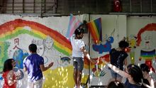 Unos jóvenes turcos preparan un mural con motivo de la Semana del Orgullo en Estambul